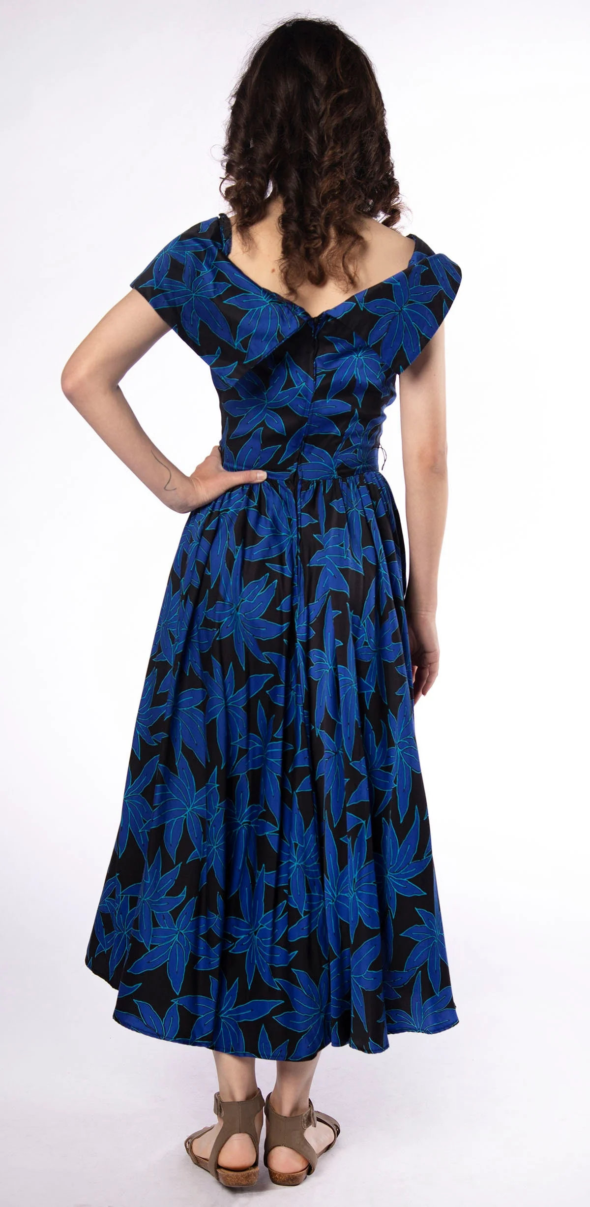 Vintage Hawaiian Style Dress - 80s Dark Blue and Black Tropical Leaf Floral Print Summer Dress - Long Maxi Skirt - Off The Shoulder Small by On The Rocks, California - Image 2