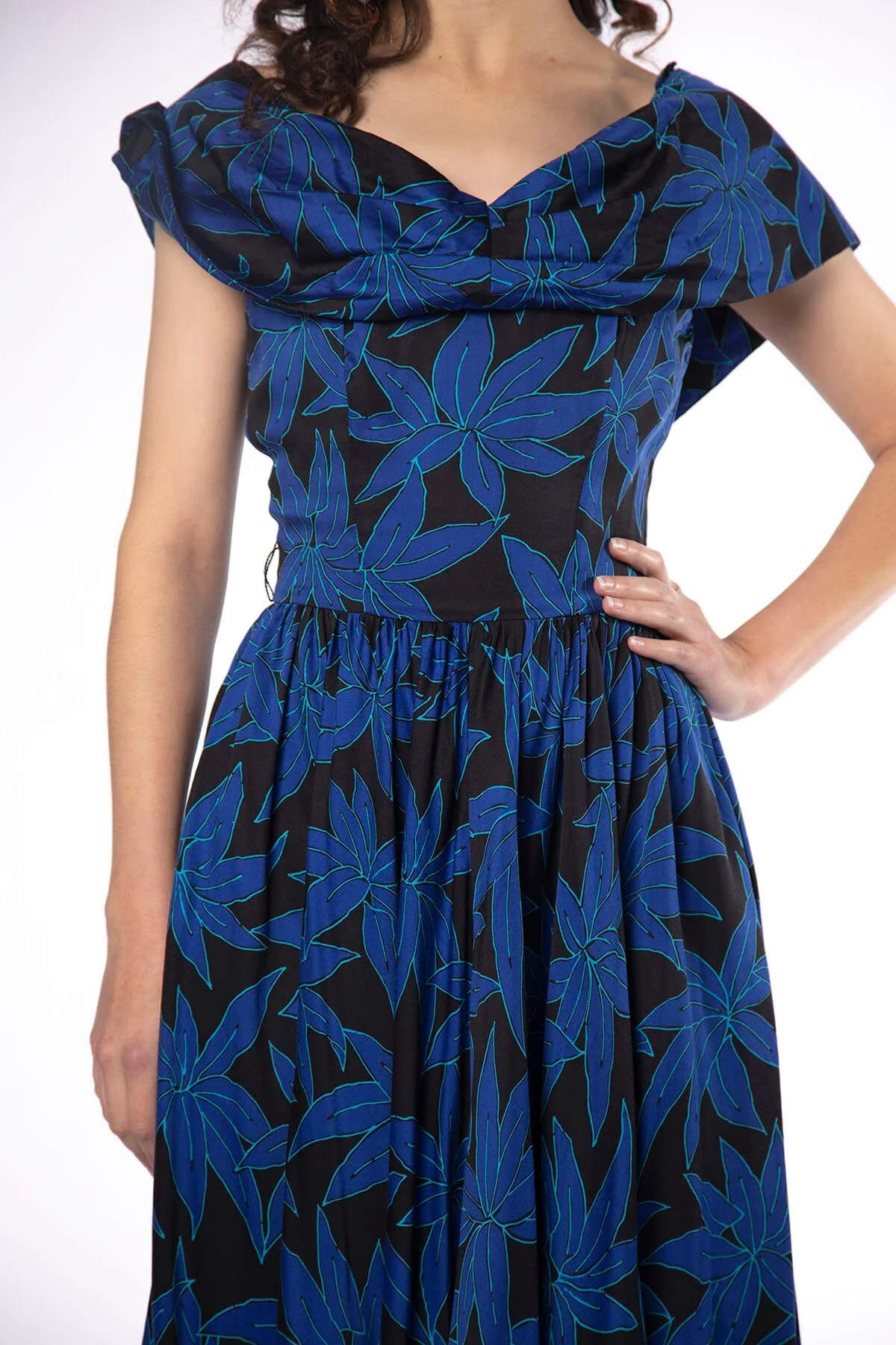 Vintage Hawaiian Style Dress - 80s Dark Blue and Black Tropical Leaf Floral Print Summer Dress - Long Maxi Skirt - Off The Shoulder Small by On The Rocks, California - Image 5