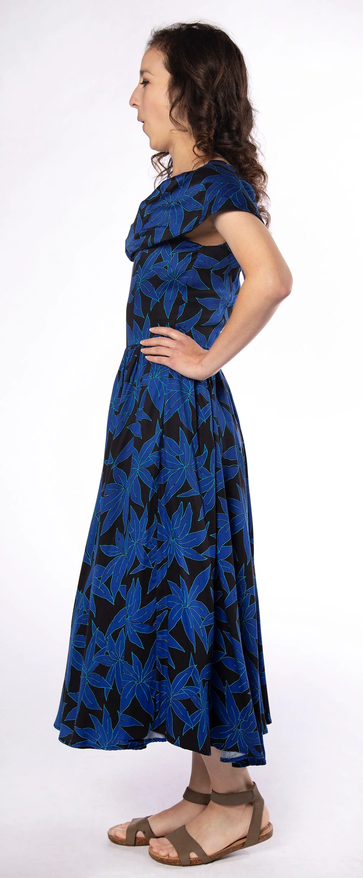 Vintage Hawaiian Style Dress - 80s Dark Blue and Black Tropical Leaf Floral Print Summer Dress - Long Maxi Skirt - Off The Shoulder Small by On The Rocks, California - Image 9