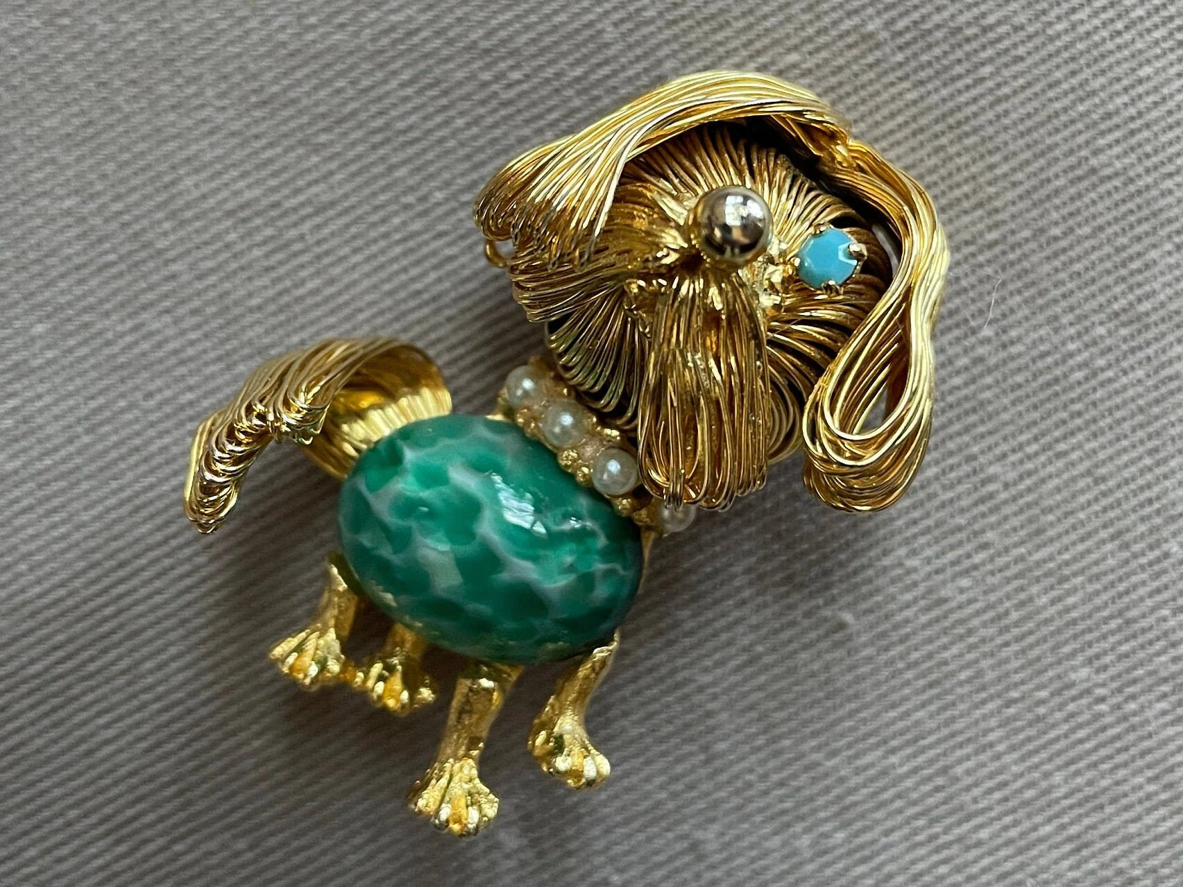 Vintage Jelly Belly Jade Dog Motif Brooch Pin Vintage Ornate Brooch Winking Dog Gold Tone - Image 2