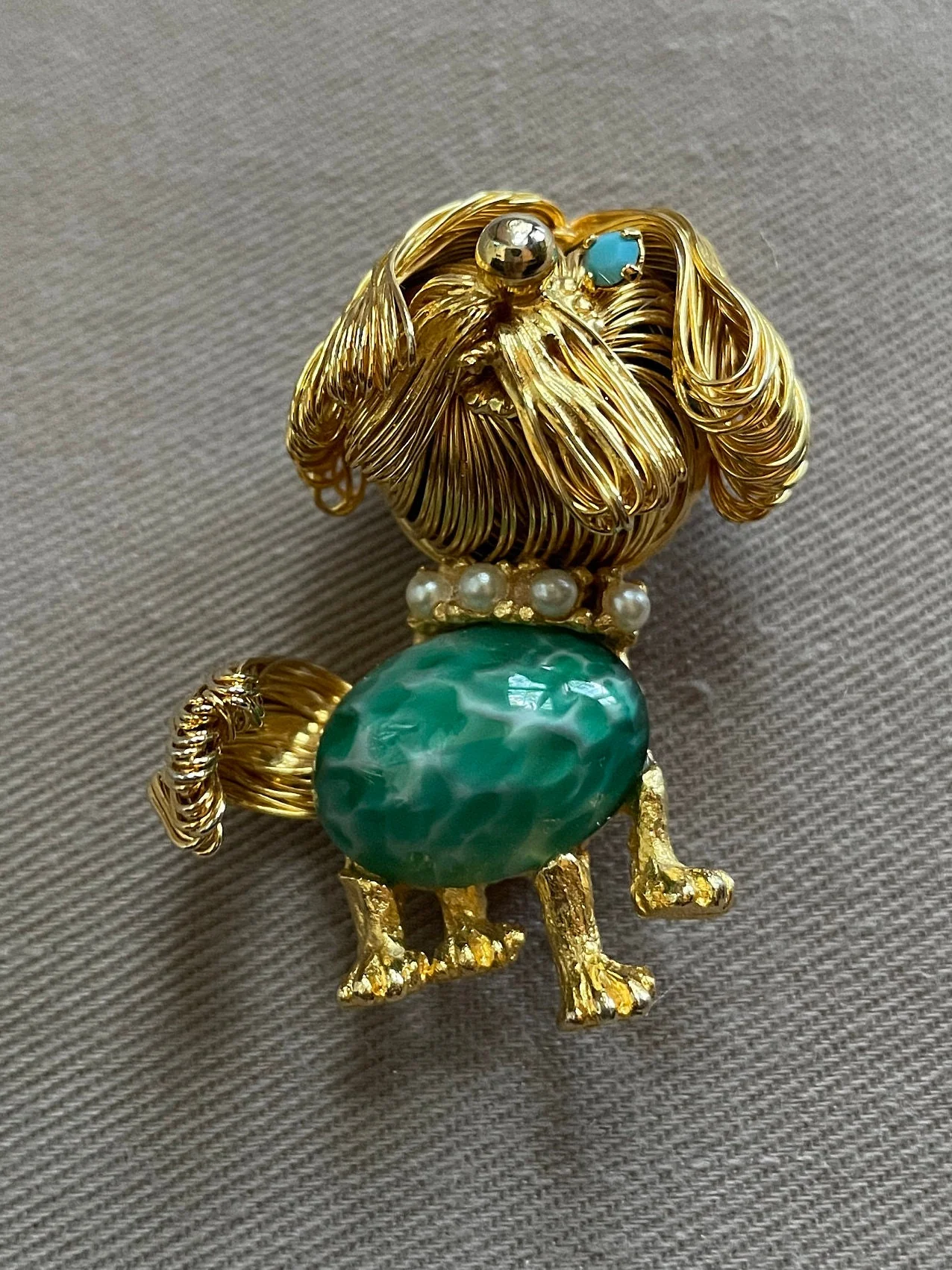 Vintage Jelly Belly Jade Dog Motif Brooch Pin Vintage Ornate Brooch Winking Dog Gold Tone - Image 3