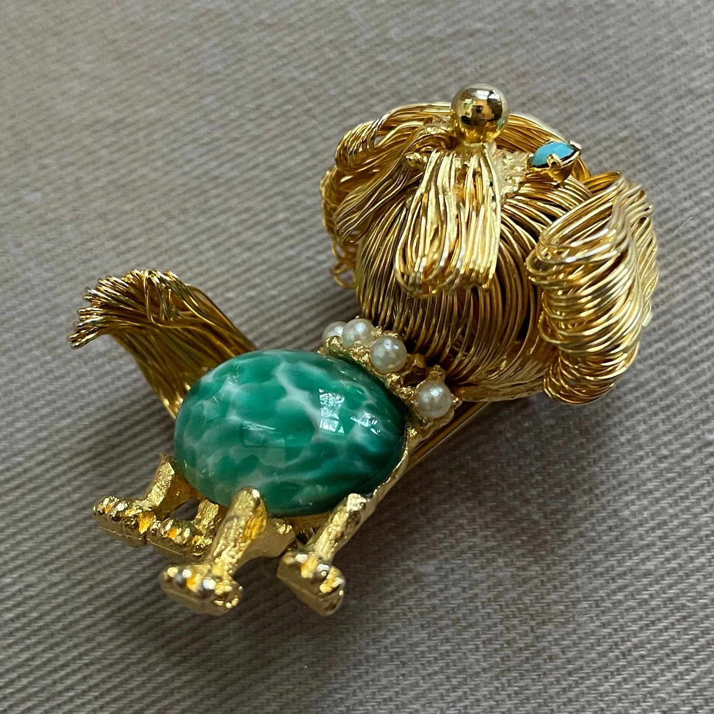 Vintage Jelly Belly Jade Dog Motif Brooch Pin Vintage Ornate Brooch Winking Dog Gold Tone - Image 5