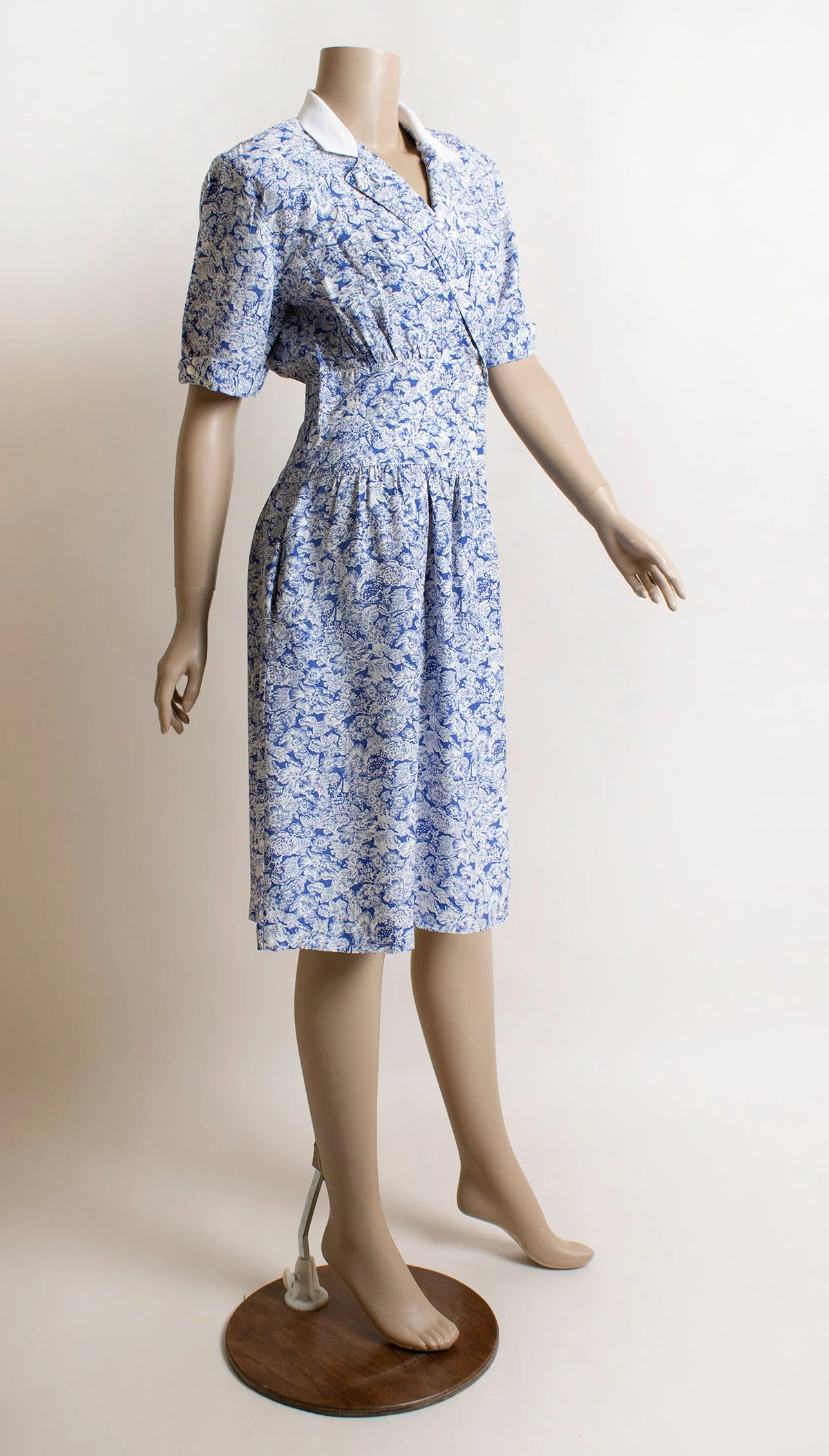 Vintage Lanz Blue and White Novelty Print House Home Cabin Floral Leaf Print 80s Dress by Lanz - Image 4