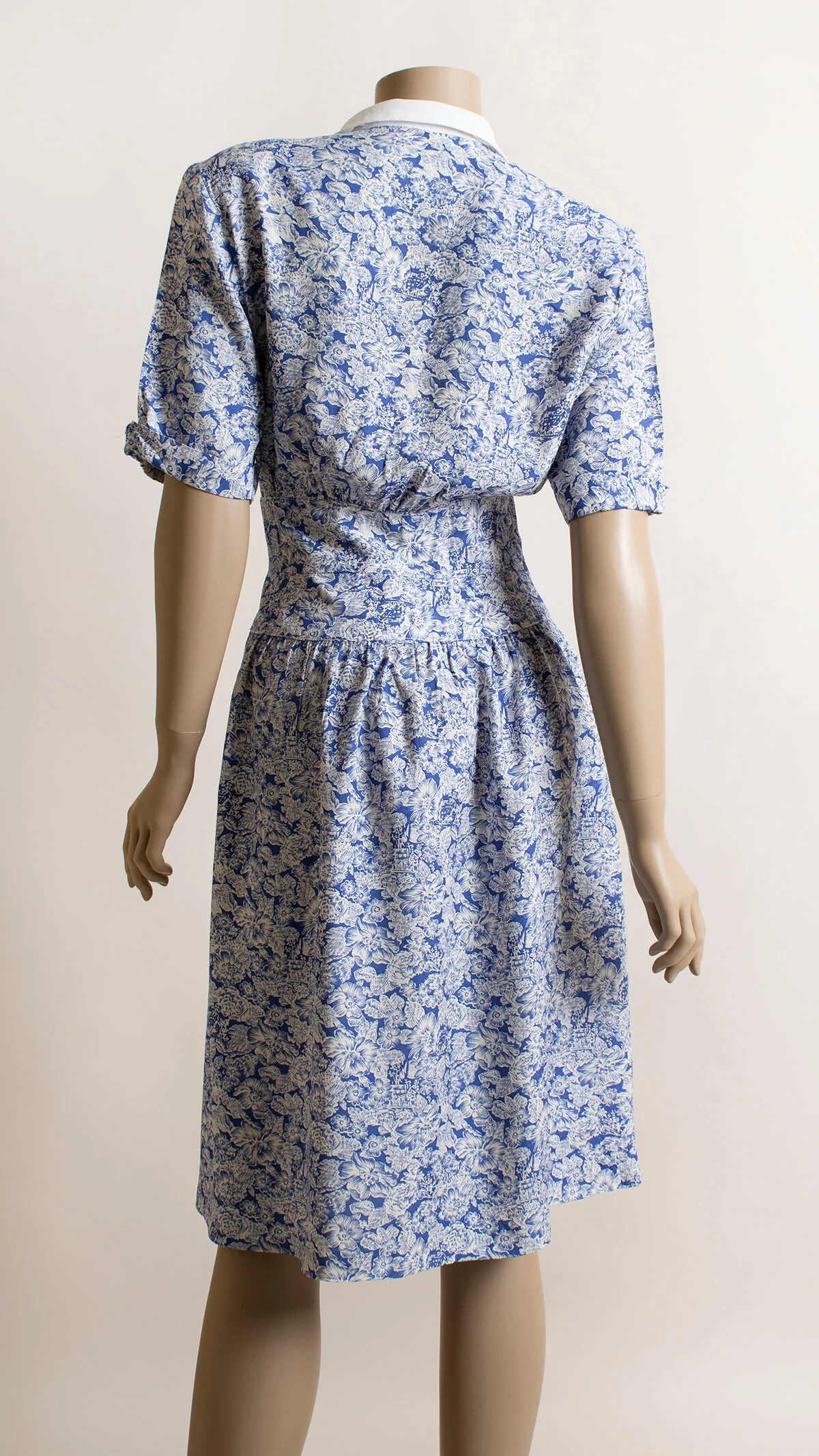 Vintage Lanz Blue and White Novelty Print House Home Cabin Floral Leaf Print 80s Dress by Lanz - Image 5