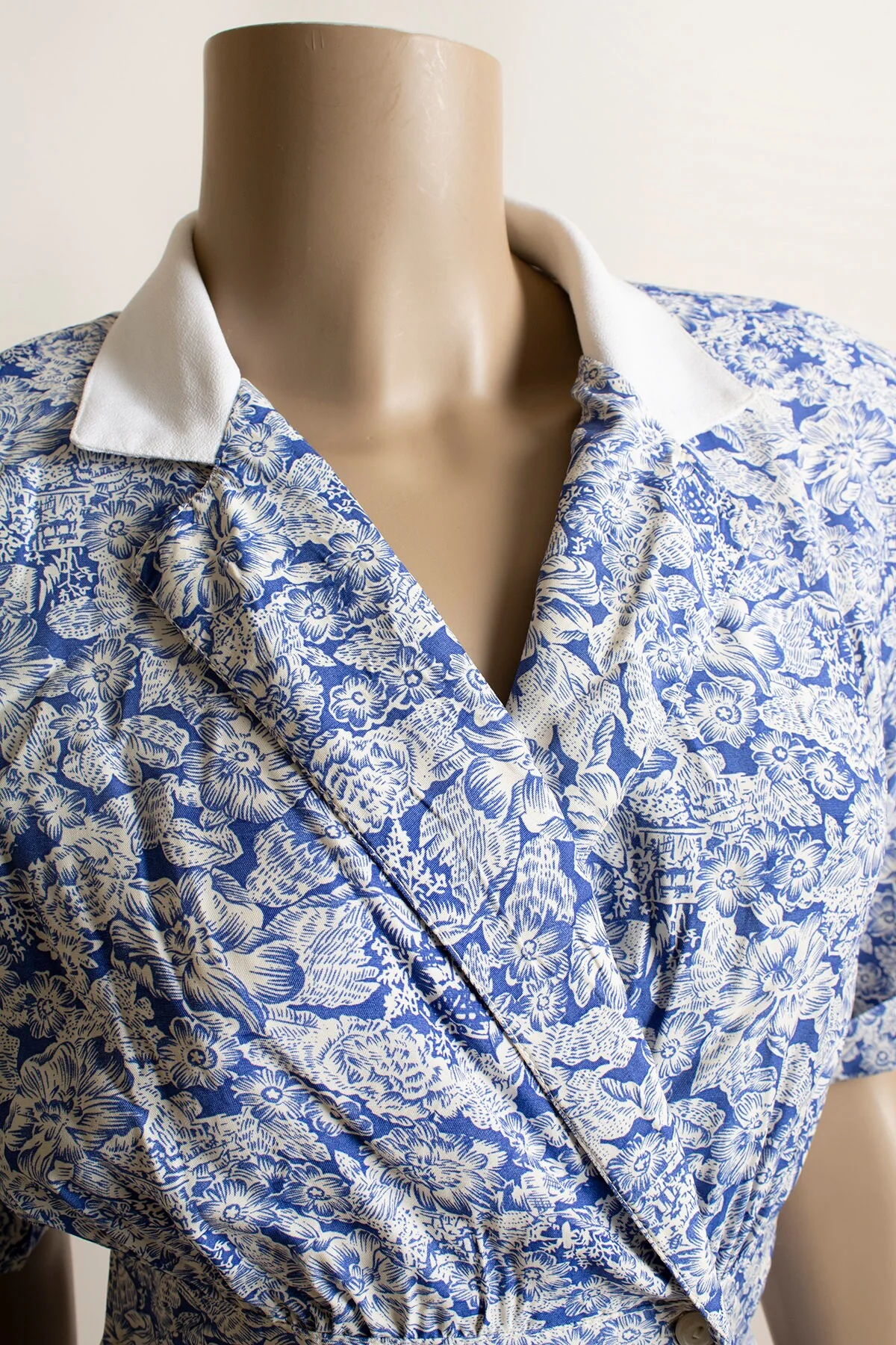 Vintage Lanz Blue and White Novelty Print House Home Cabin Floral Leaf Print 80s Dress by Lanz - Image 7