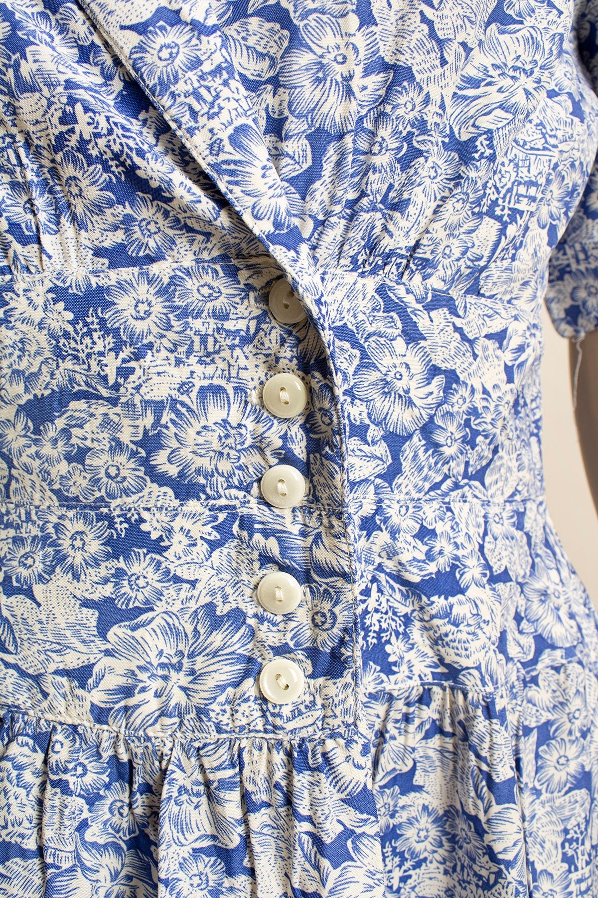 Vintage Lanz Blue and White Novelty Print House Home Cabin Floral Leaf Print 80s Dress by Lanz - Image 8