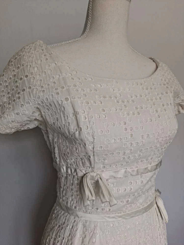 Vintage Late 50s Early 60s White Eyelet Short Sleeve Wiggle Dress - Image 3