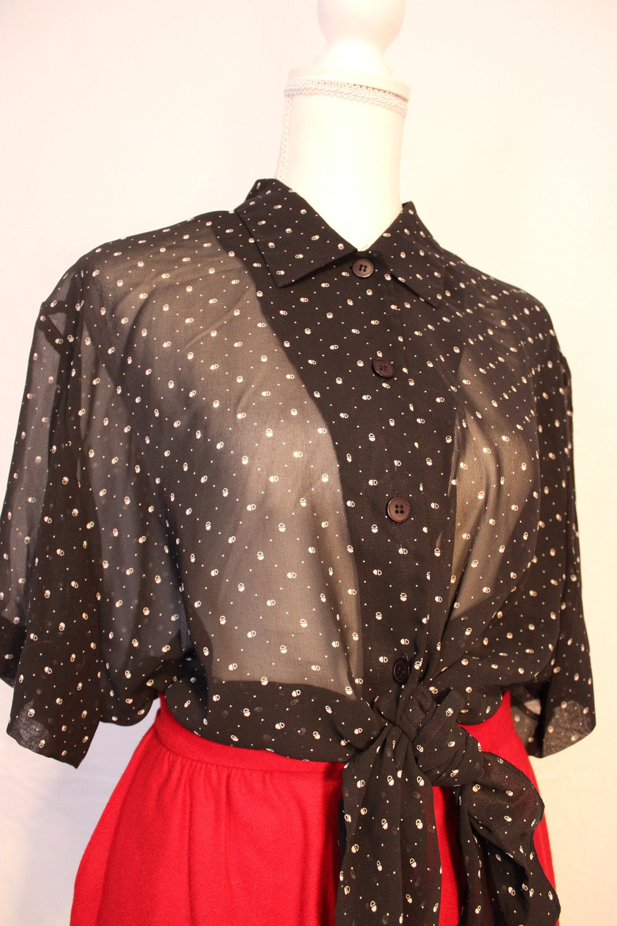 80s Vintage Black And White Blouse With Atomic Print By Leslie Fay Sportswear - Image 4