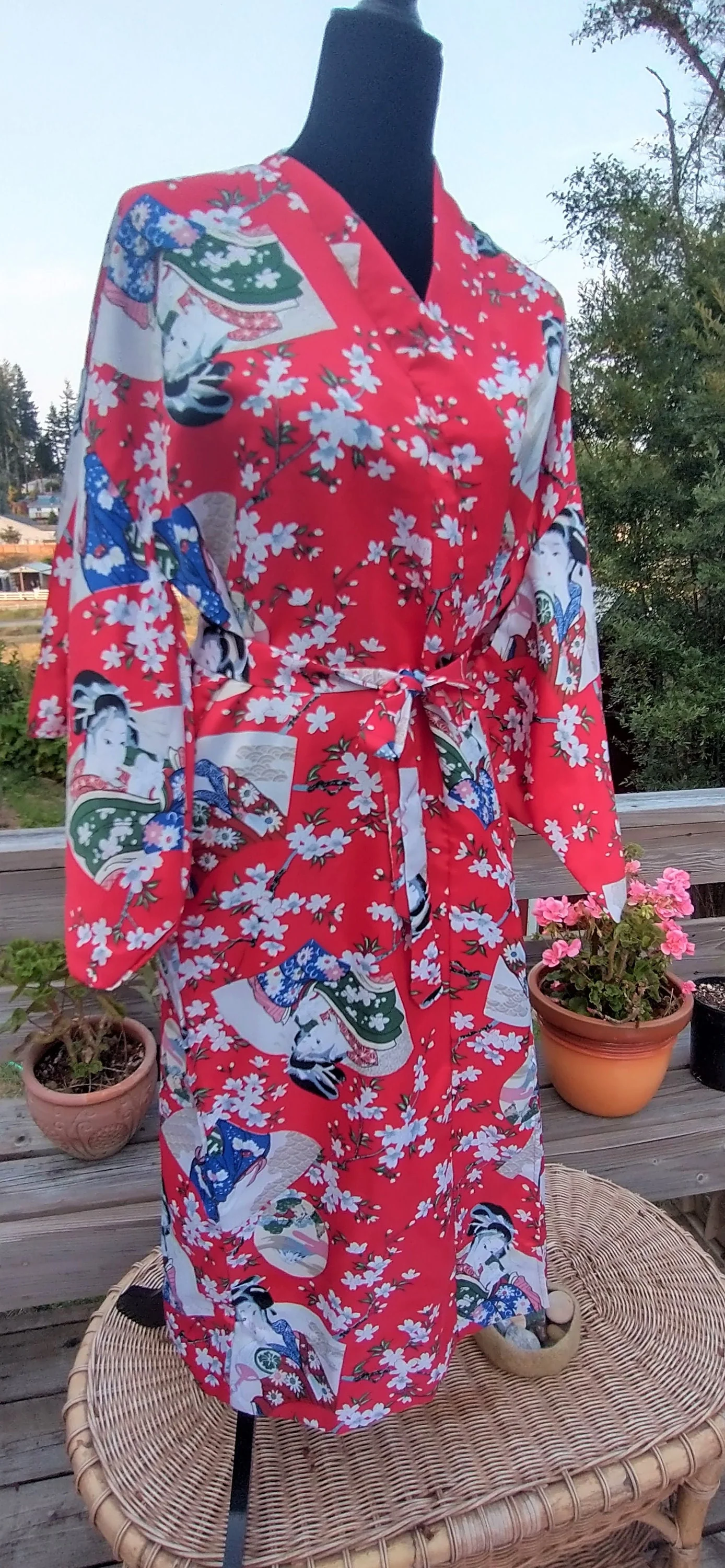 Vintage Lotus Print Novelty Print Red and White Women's Robe Small To Medium - Image 5