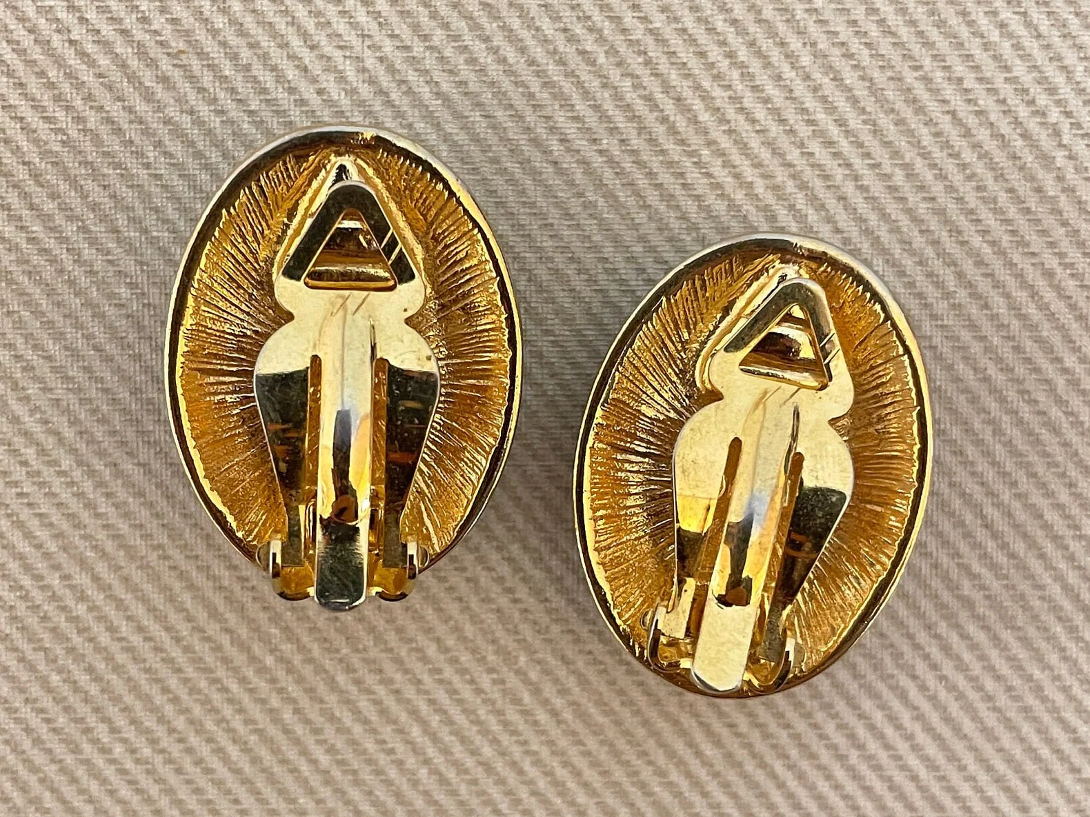 Vintage Lucite Melon Cabochon Signed Designer Clip-On Statement Earrings by Liz Claiborne - Image 4