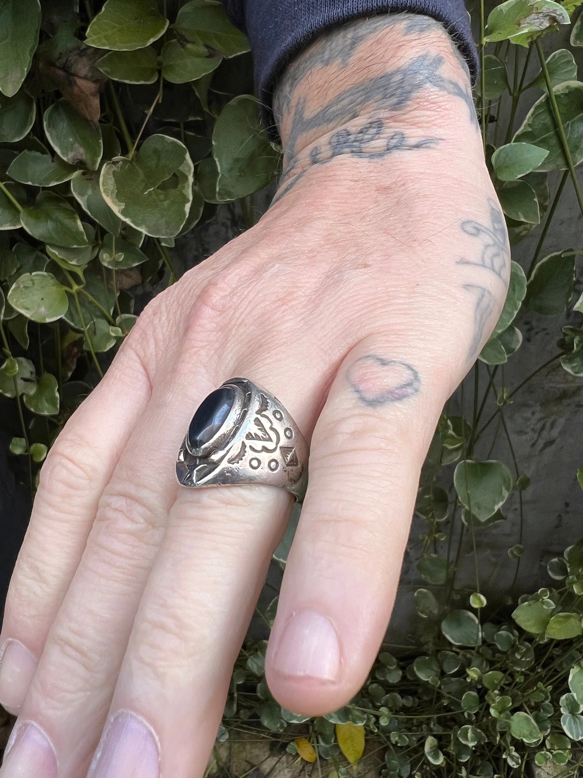 Vintage Men’s Horse Shoe Sterling Silver Ring Black Stone Heavyweight - Image 3