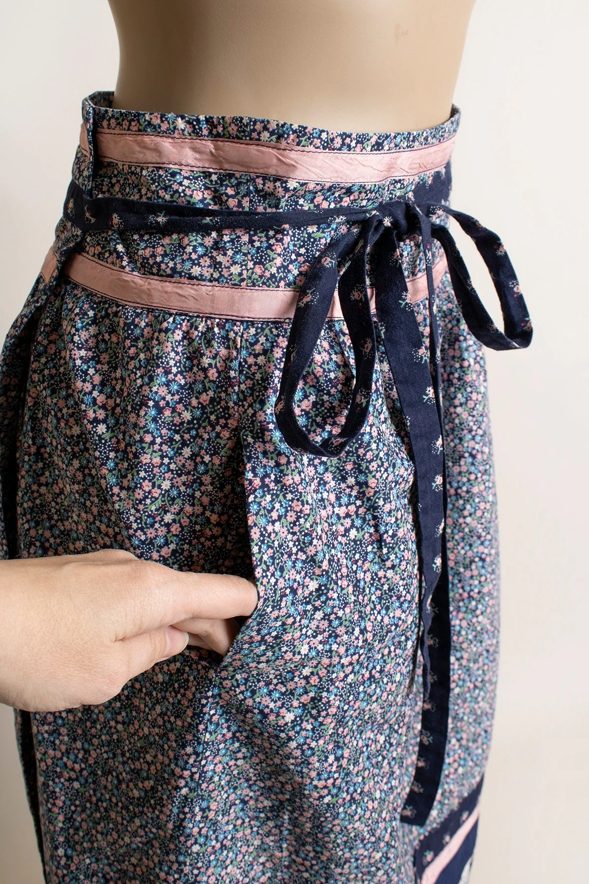 Vintage Novelty Print Wrap Skirt 80s Navy Blue and Pink Ribbon City Street Neighborhood Home Print Cotton Wrap Small Medium by Above The Crowd - Image 5