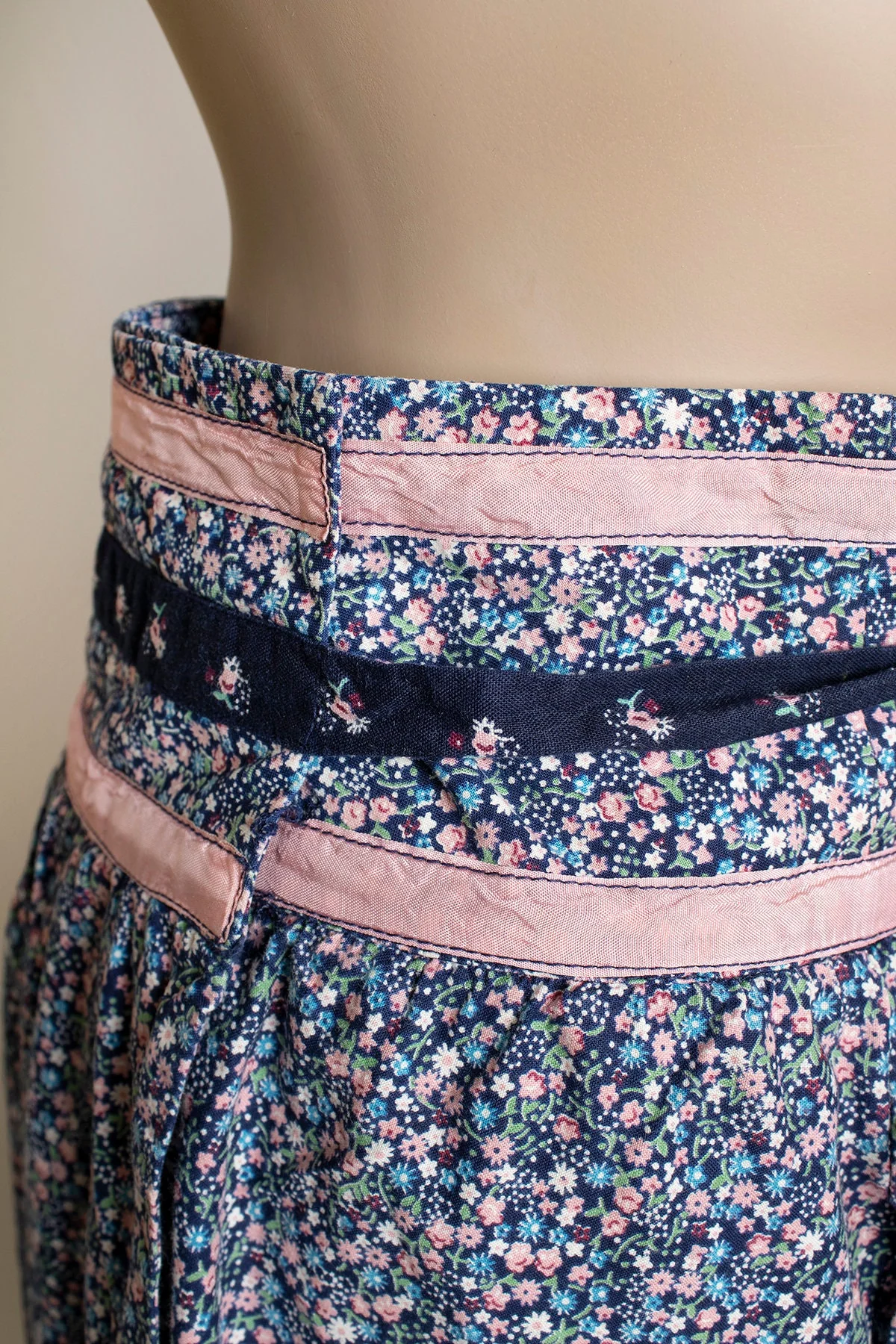 Vintage Novelty Print Wrap Skirt 80s Navy Blue and Pink Ribbon City Street Neighborhood Home Print Cotton Wrap Small Medium by Above The Crowd - Image 9