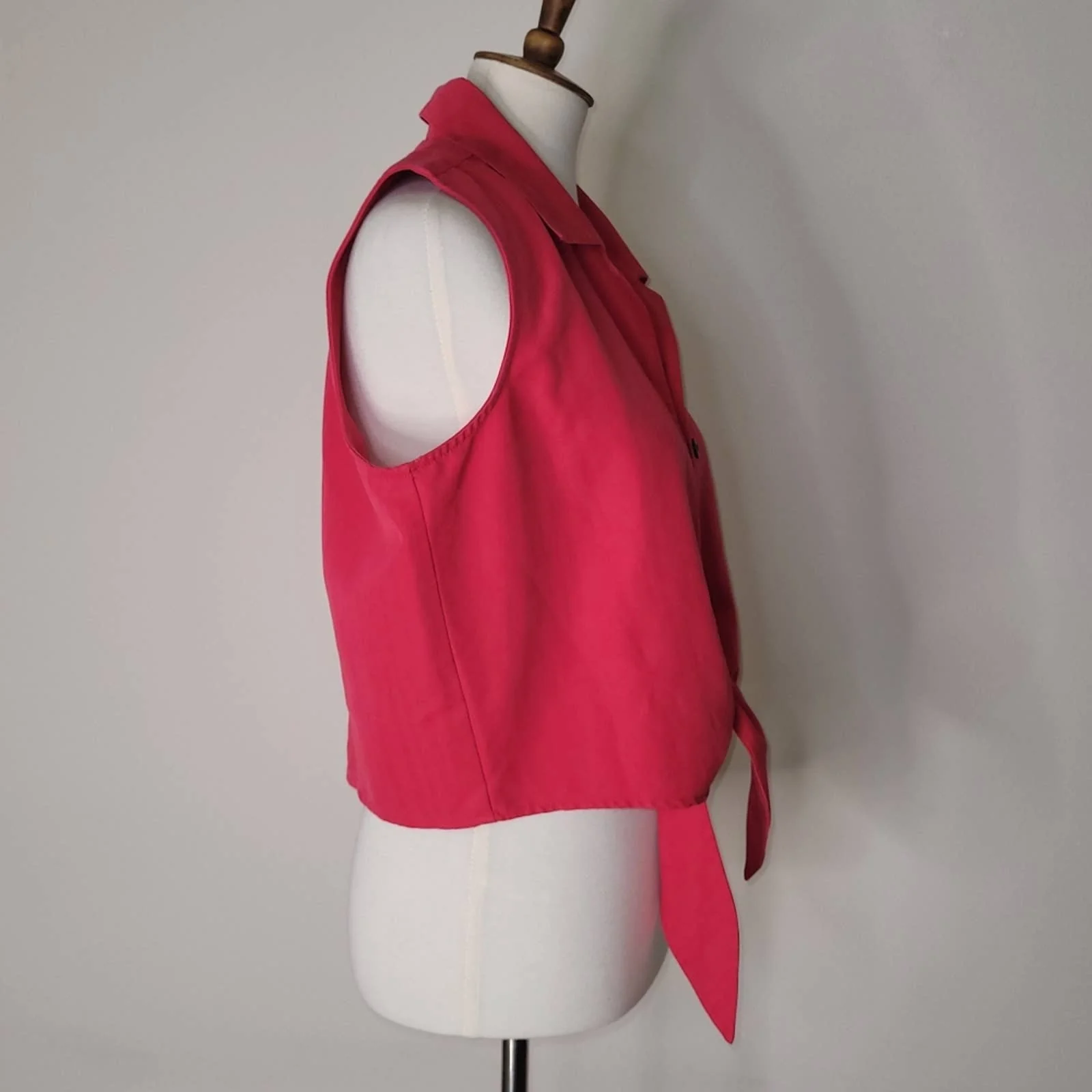 Vintage Red Cropped Button-Down Front Tie Sleeveless Collared Top - Size Large by Sugar Reef Clothing Co - Image 3