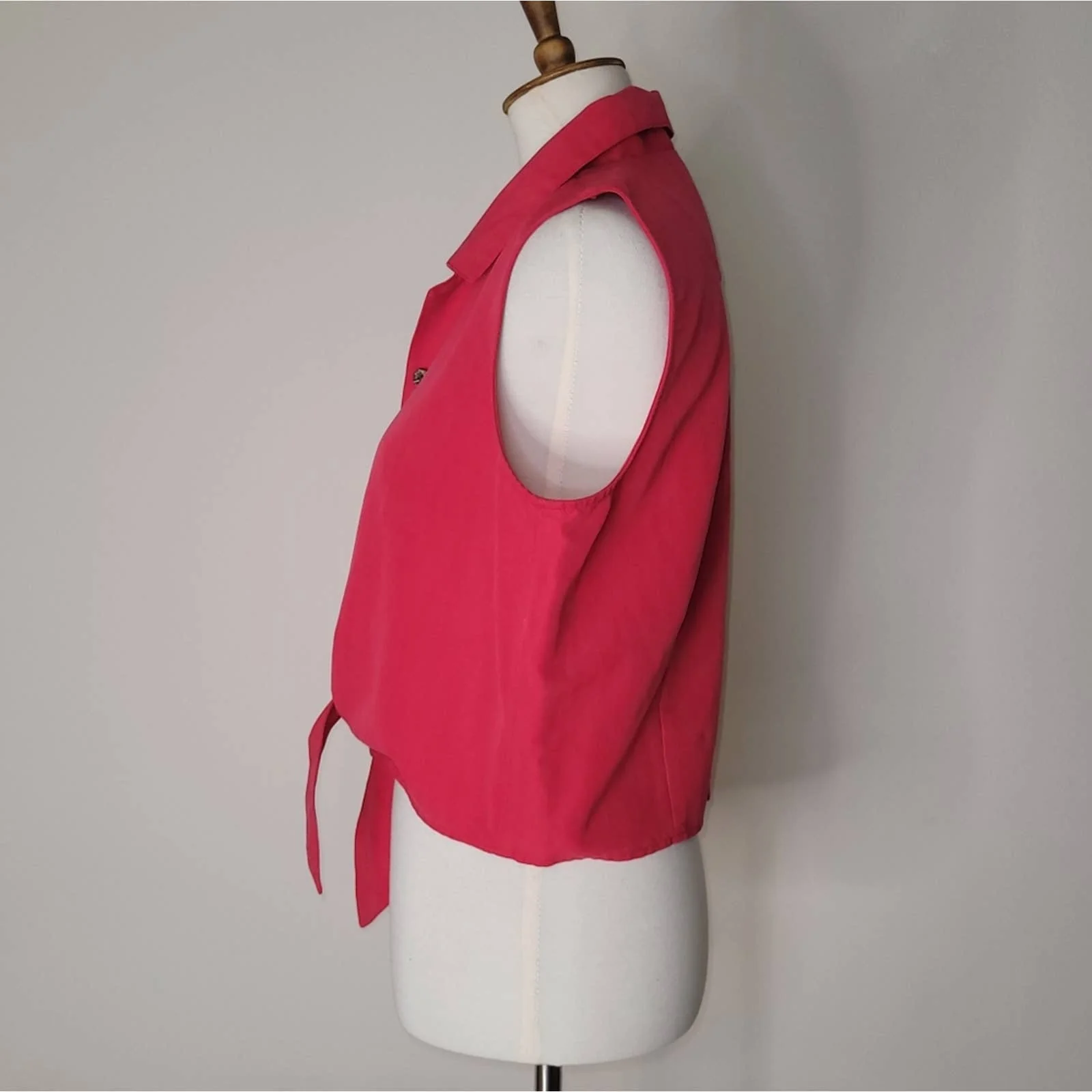 Vintage Red Cropped Button-Down Front Tie Sleeveless Collared Top - Size Large by Sugar Reef Clothing Co - Image 4