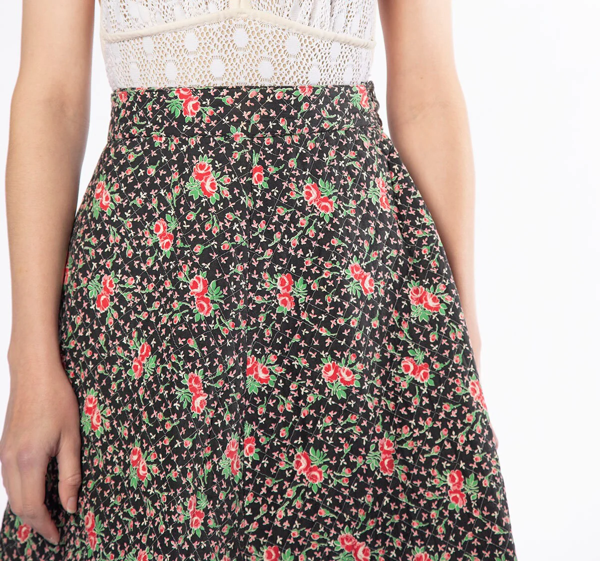 Vintage Rose Print Quilt Skirt - A-Line Knee Length Black and Pink Floral Print Skirt 70s - Cotton - Small 26" Waist - Image 5