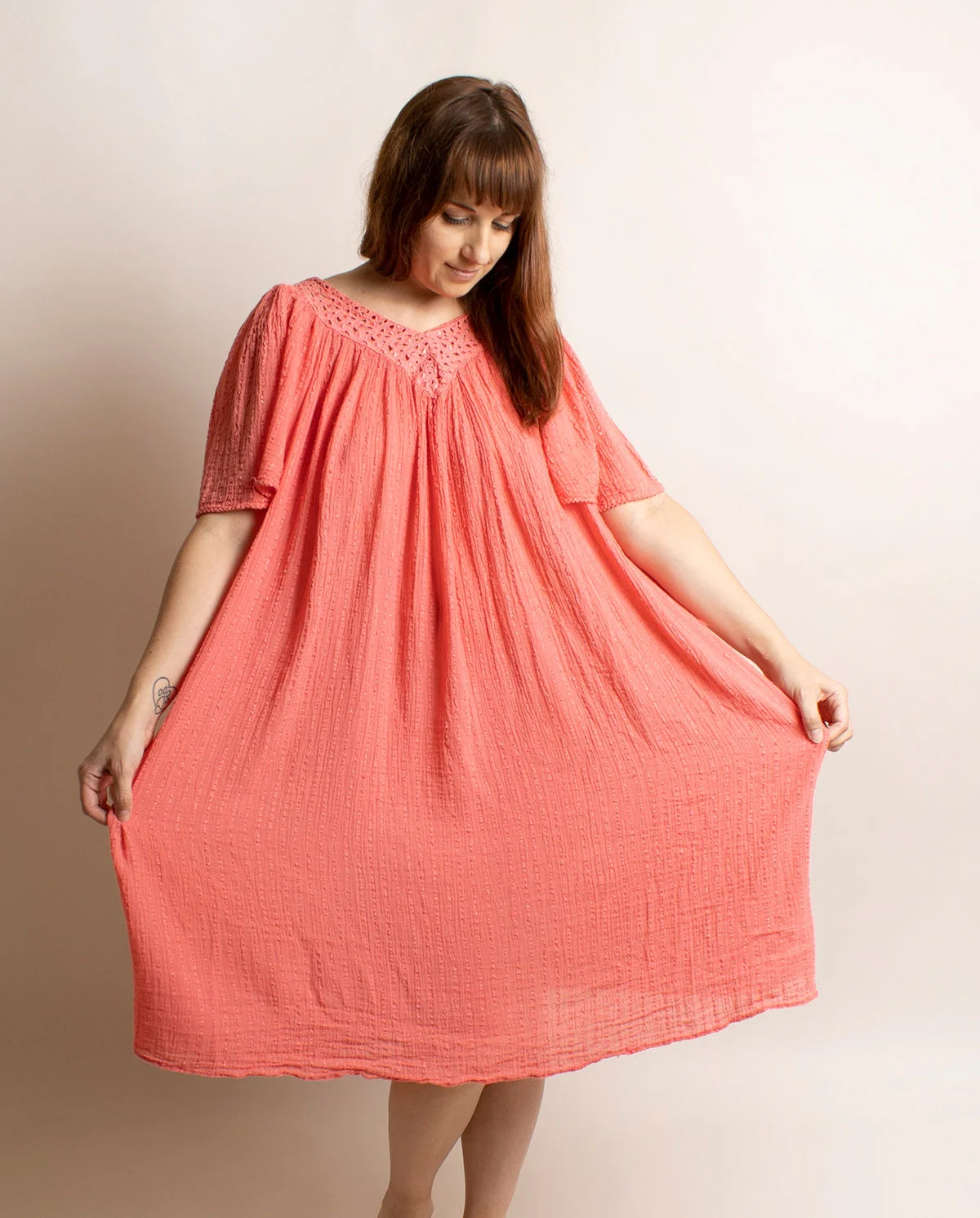 Vintage Salmon Pink Cotton Gauze Lounge Crinkle Texture Rayon Flutter Sleeve Summer Kaftan 90s by Points West, - Image 4