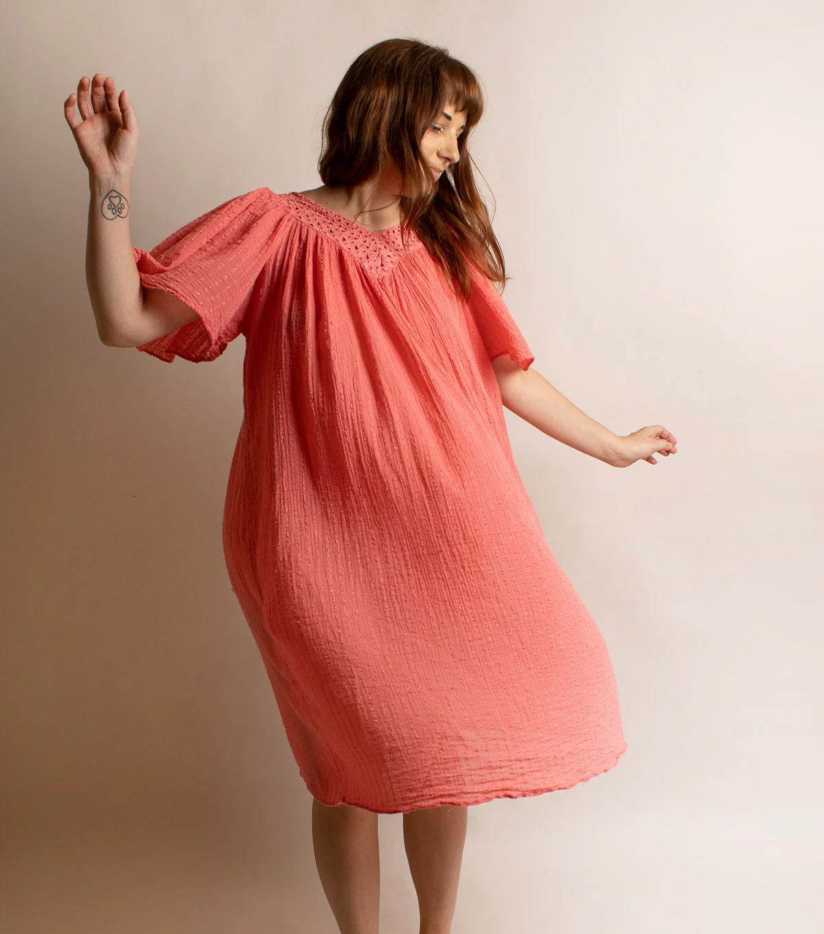 Vintage Salmon Pink Cotton Gauze Lounge Crinkle Texture Rayon Flutter Sleeve Summer Kaftan 90s by Points West, - Image 7