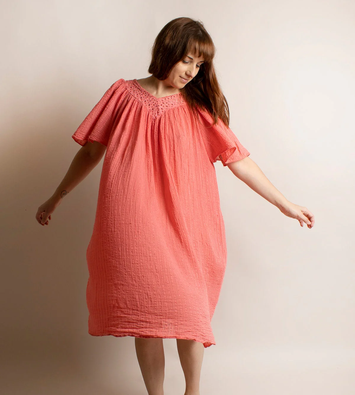 Vintage Salmon Pink Cotton Gauze Lounge Crinkle Texture Rayon Flutter Sleeve Summer Kaftan 90s by Points West, - Image 9