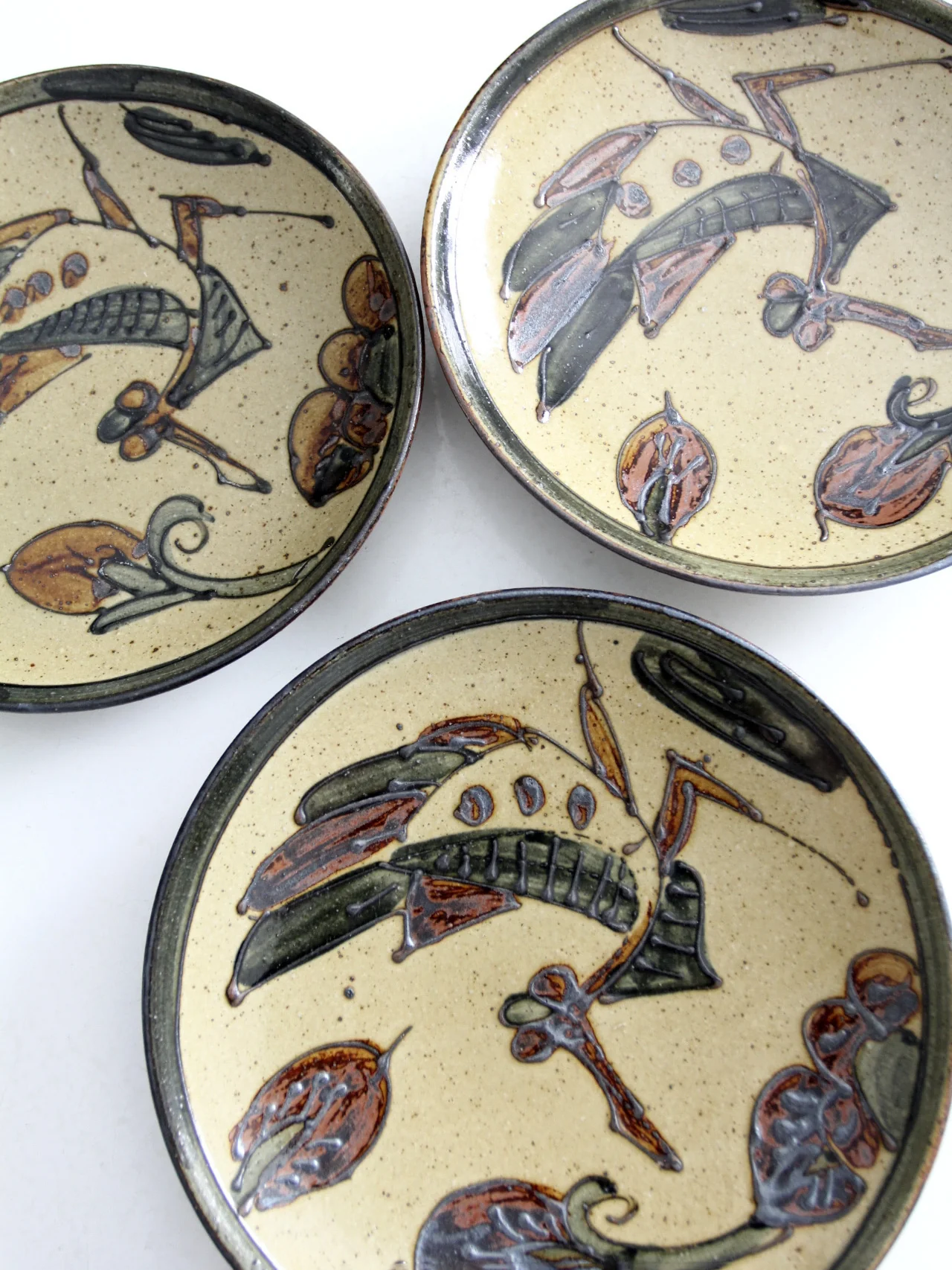 Vintage Studio Pottery Plstes Set Of 3 - Image 6