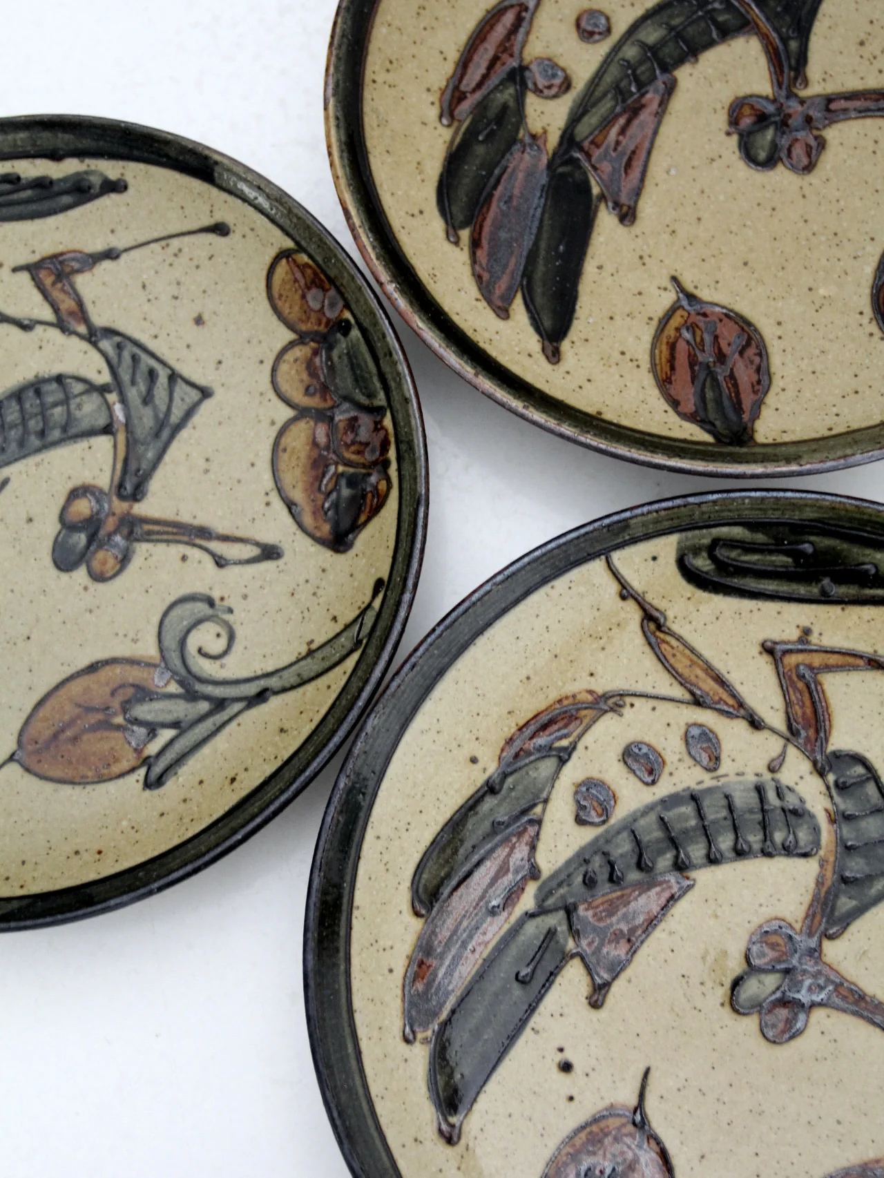 Vintage Studio Pottery Plstes Set Of 3 - Image 8