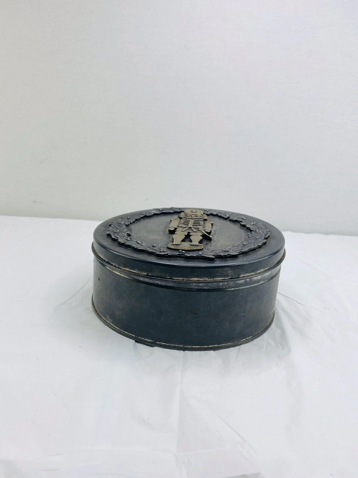Vtg Christmas Holiday Toy Soldier Nutcracker Wreath Cookie Tin Container Figure - Image 4