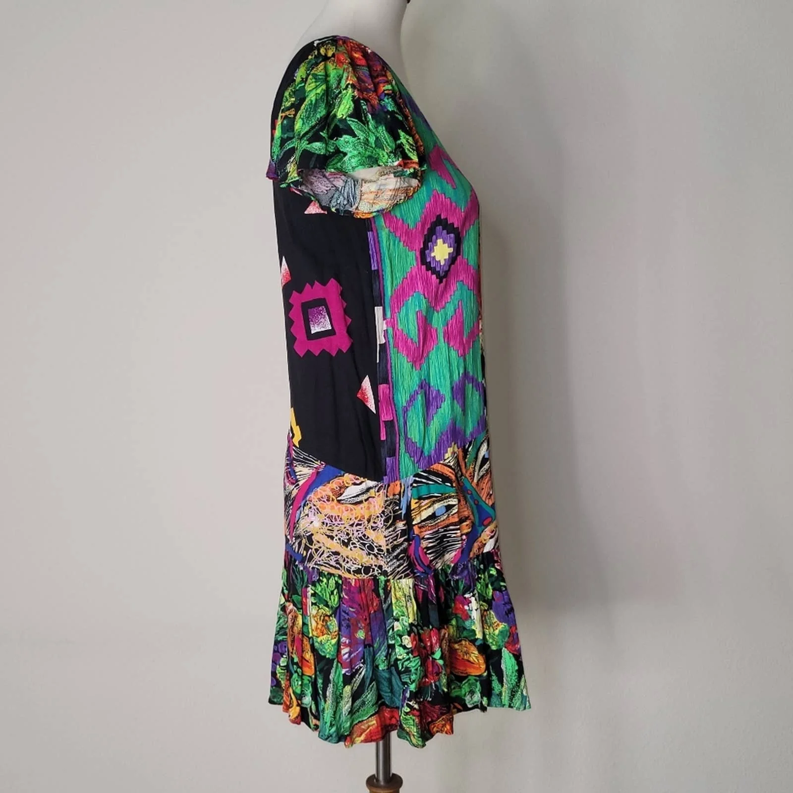Vtg Multicolor Abstract Square Neck Short Sleeved Flouncy Dress S by Jams World - Image 4