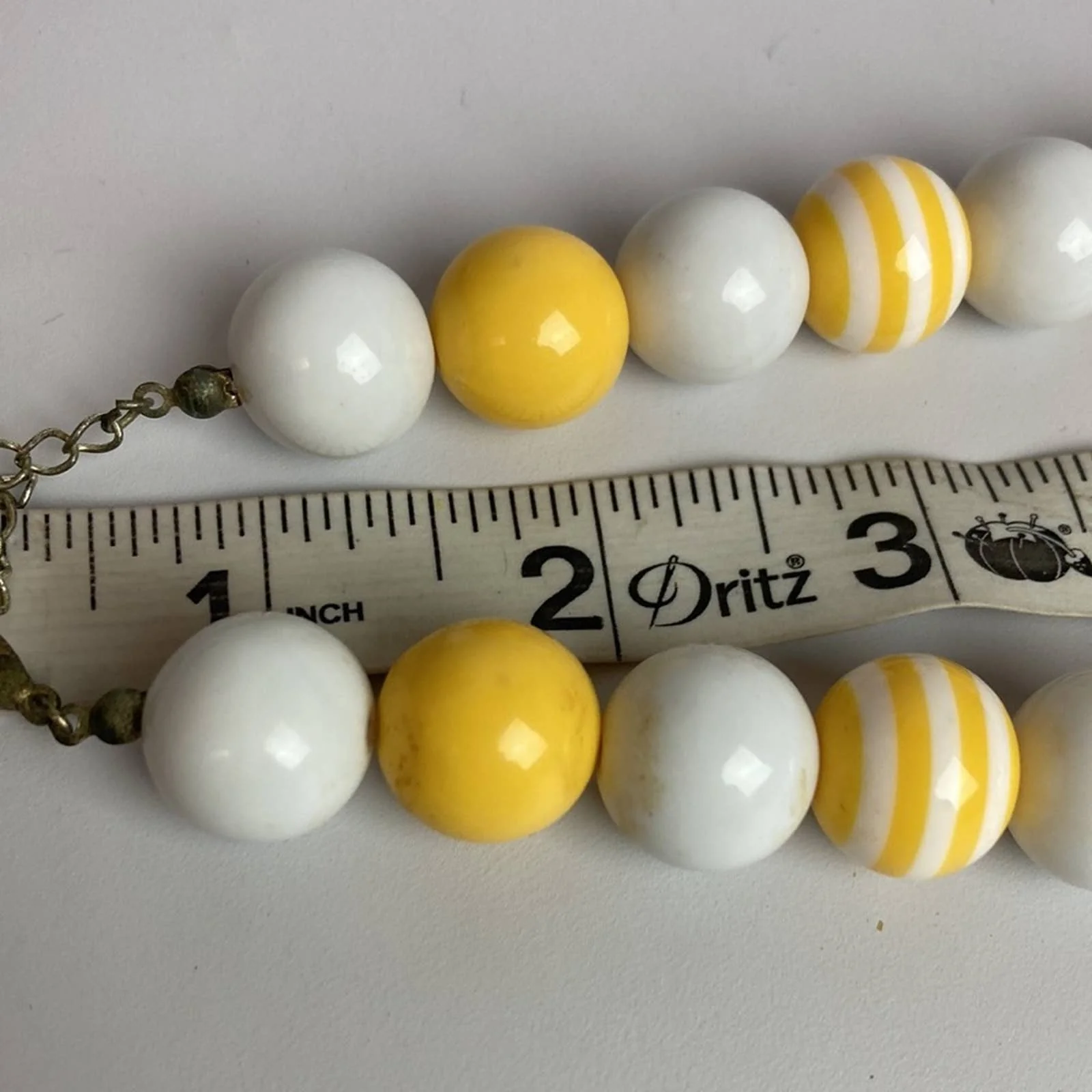 Vtg Vibrant Yellow White Beaded Necklace Summer Party Spring 00s Chunky Beads - Image 4