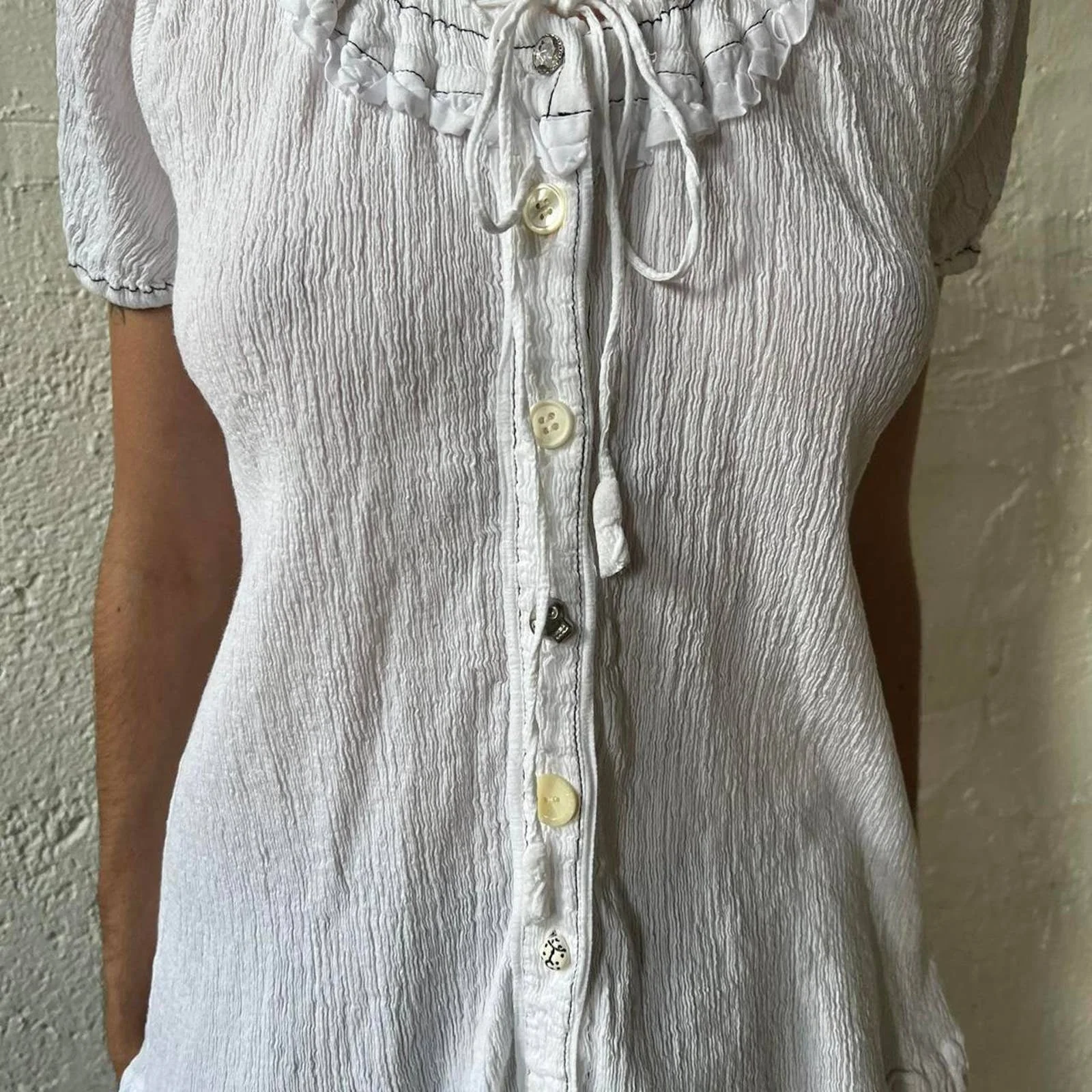 White Crinkle Cotton Garment Pleated Tie Up Mismatched Buttons Blouse by Tsumori Chisato - Image 4