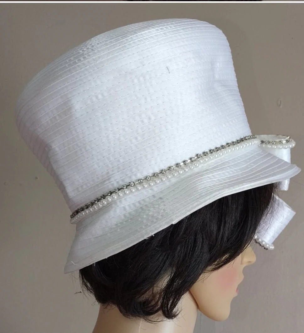 White Textured Faux Pearl Rhinestone Hat by Verucci By Chancelle - Image 4