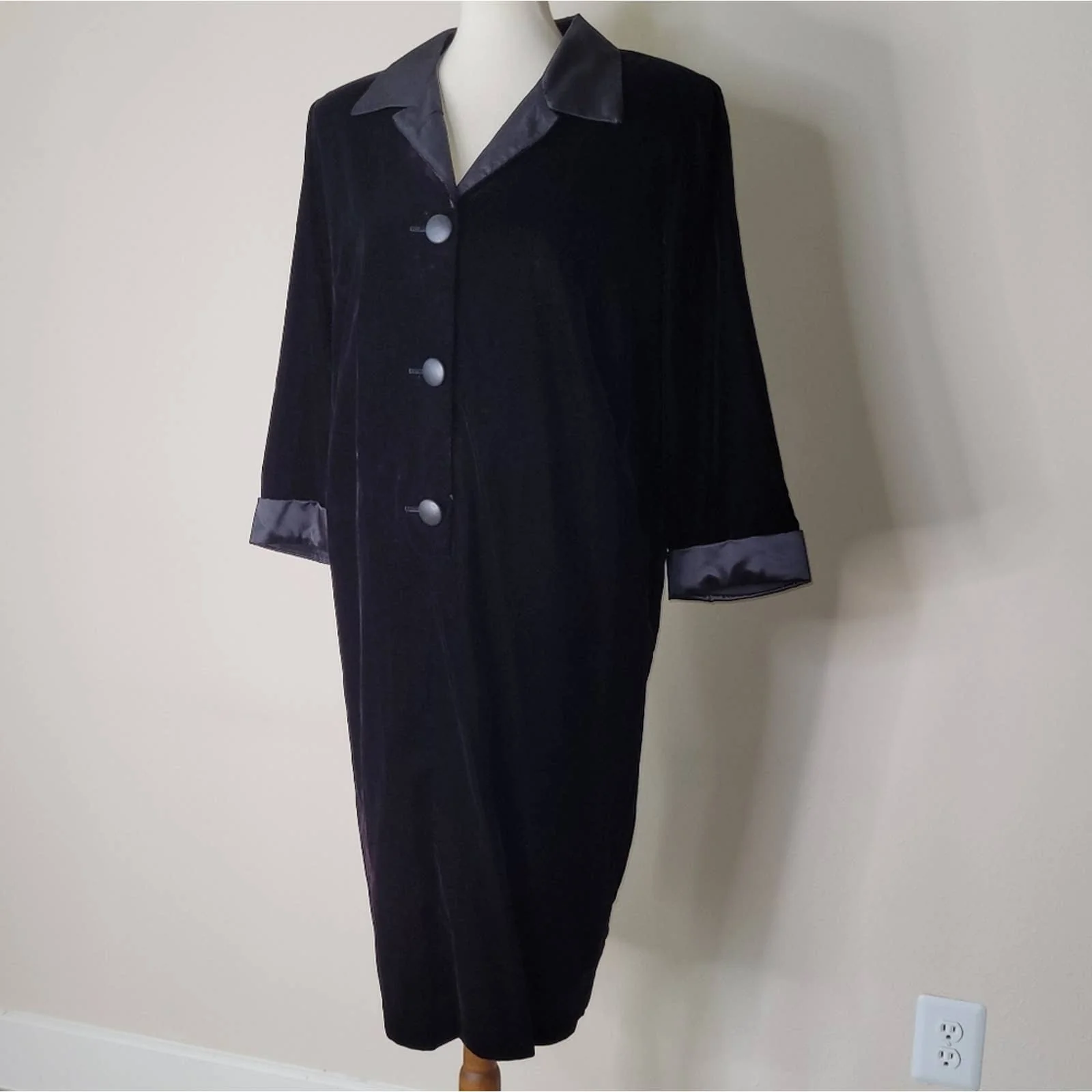 Woman Vintage Black Collared Shift Dress with Quarter Length Sleeves - 16/xl by Jessica Howard - Image 5