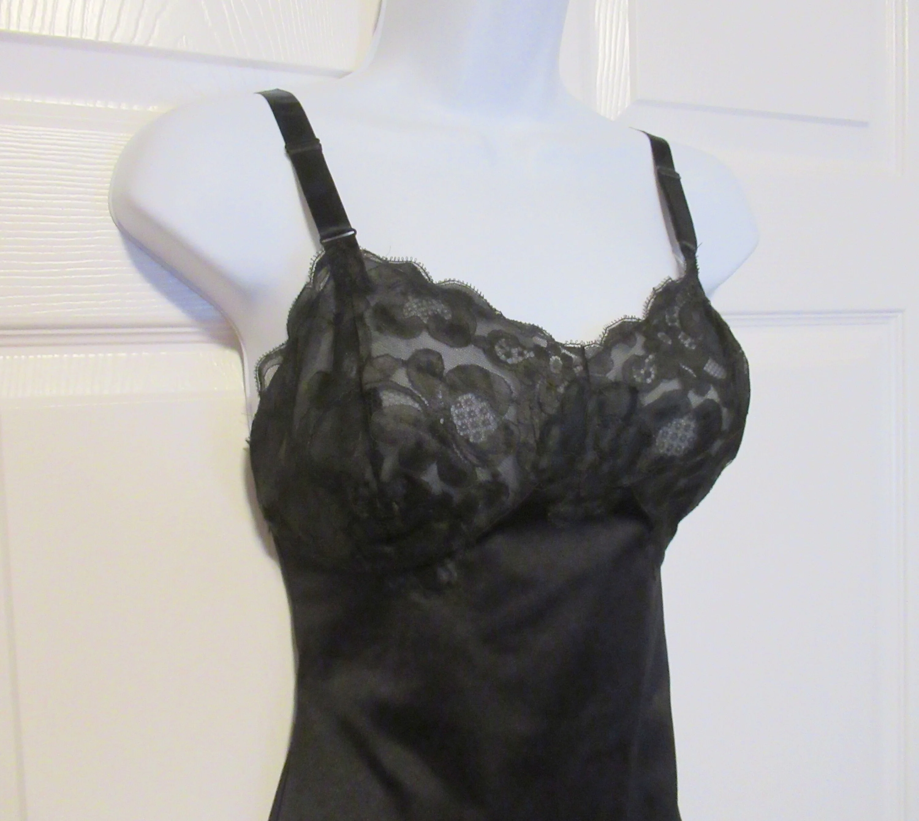 Wonder Maid Slip Non Cling Black Nylon Shaped Sheer Lined Floral Lace Bodice Lace Hemline Very Pretty 60s Vintage by Wonder Maid - Image 8